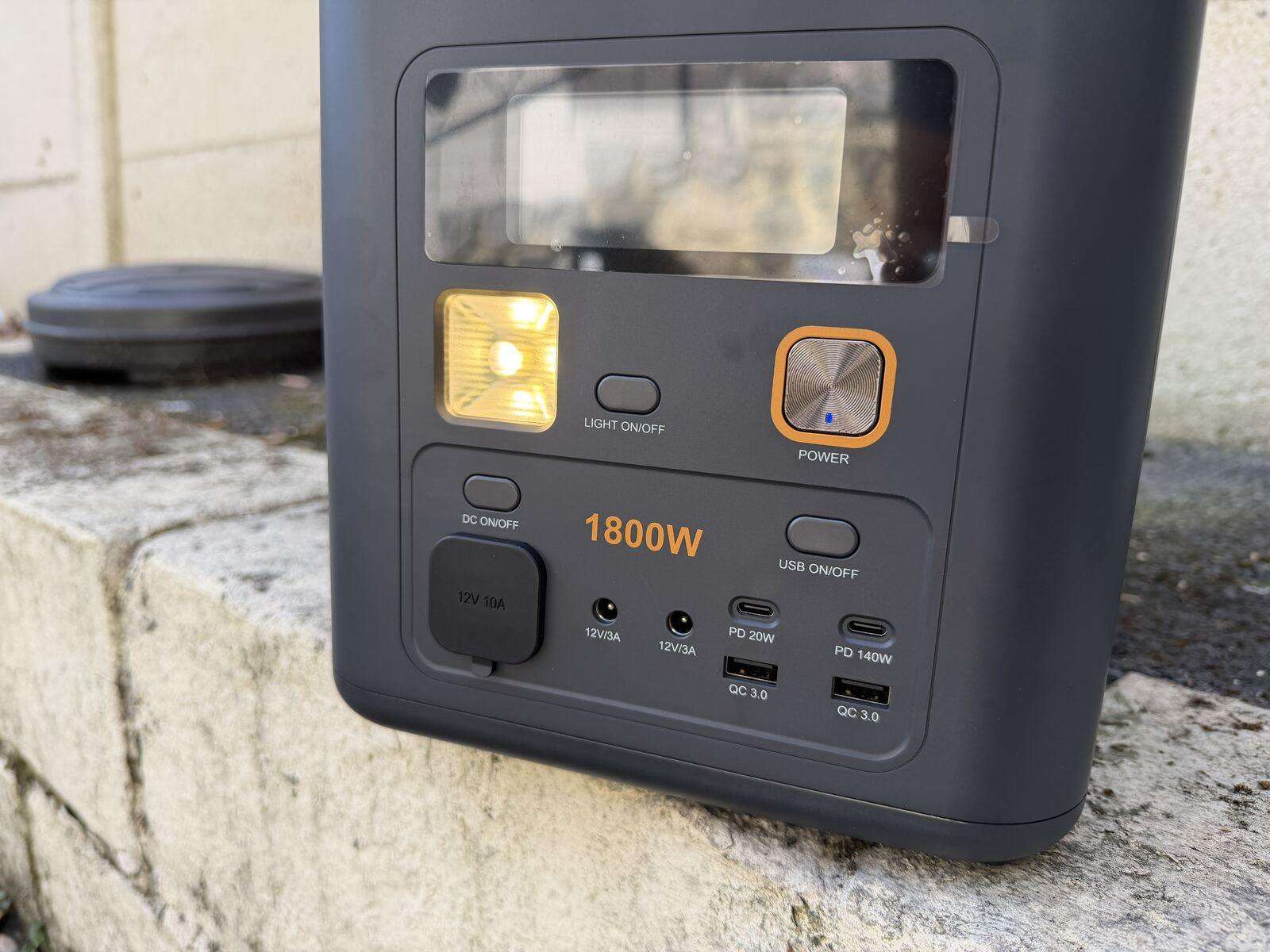 Panneau de contrôle et voyant LED de l'AFERIY Nomad1800 Pro