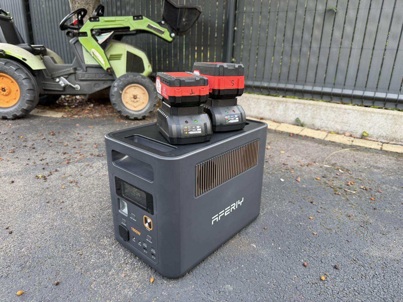 Chargement de deux batteries d'outillage sur le dessus de la station AFERIY
