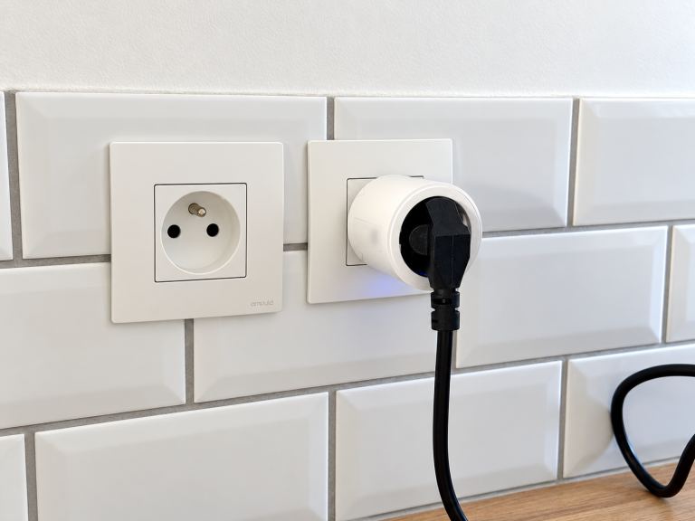 Prise connectée branchée dans une cuisine pour mesurer la consommation d'un appareil