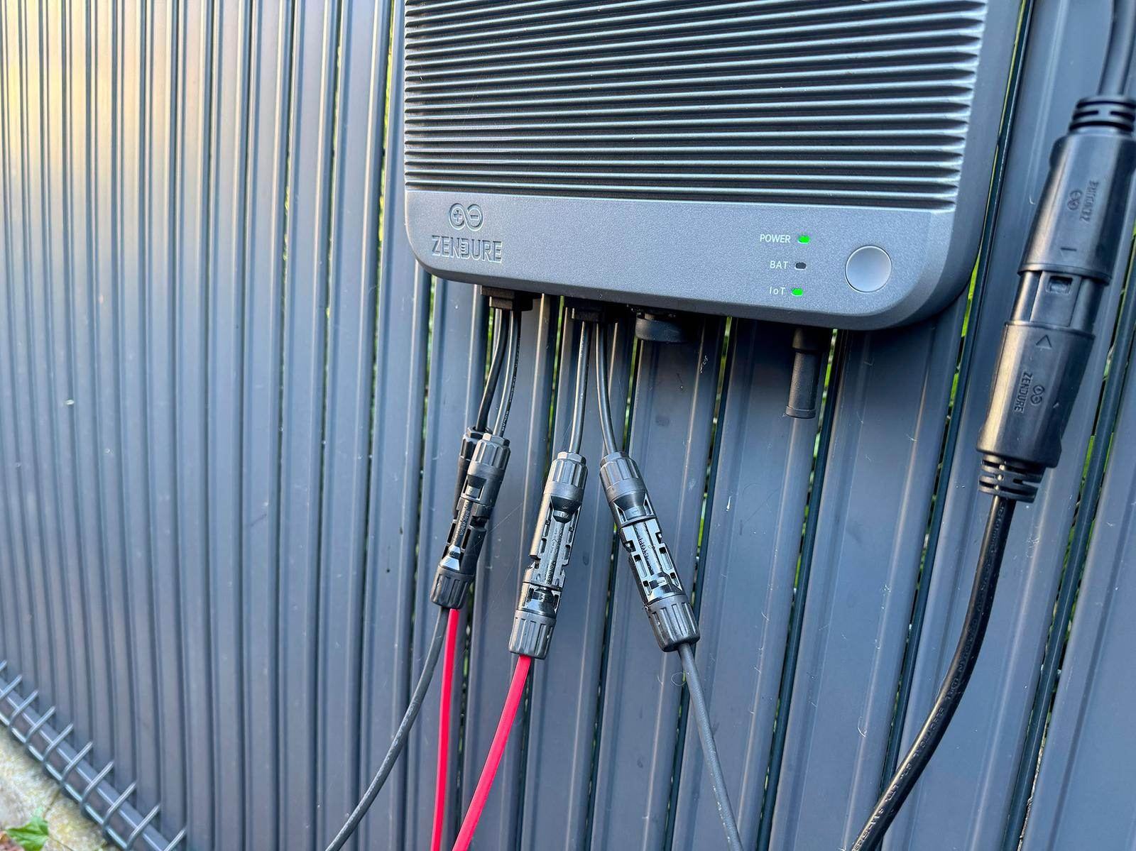 Connecteurs solaires MC4 et boîtier de gestion d'énergie Zendure installés en extérieur